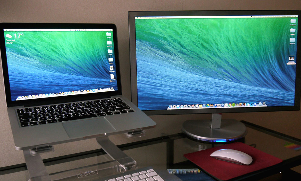 MacBook ligada à um monitor externo.