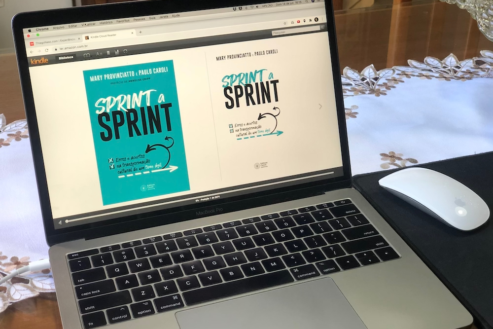 Notebook sobre a mesa com o e-book Sprint a Sprint aberto em sua capa
